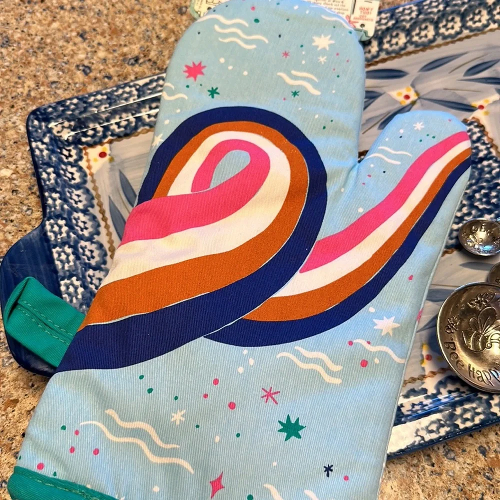 NIP Blue Q Fantasy Fan Pack Mer-Mazing Oven Mitt & Special Unicorn Socks - Picture 6 of 13